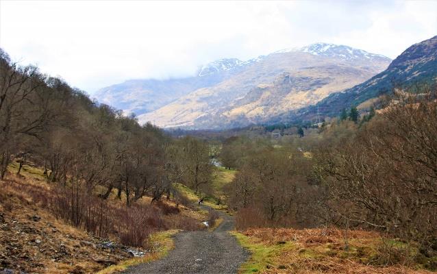 Leden klättrar sakta uppför från Inverarnan genom Glen Falloch till Crianlarich. Du har en fantastisk utsikt mot Ben More och Stob Binnein och vyn bakåt mot Loch Lomond är sagolik.
