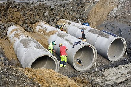 7.2 Dagvattenmagasin av betongrör Dagvattenmagasin gjorda av armerade betongrör (Figur 15) fungerar på samma sätt som de dagvattenmagasinen av polyetenrör. Figur 15.