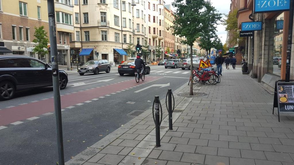 Figur 8. Trädplantering i gata, Stockholm. Foto Ramböll Utmed gator och parkeringsytor kan träd planteras för att minska flödesintensiteten.