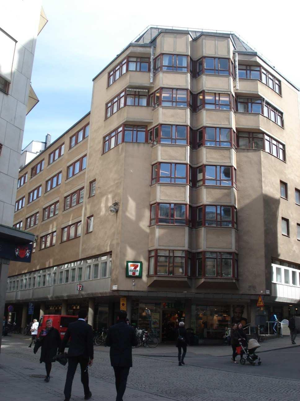 Sida 10 (21) Den nuvarande byggnaden uppfördes efter ritningar som togs fram på EGÅ arkitektkontoret AB. Ansvarig arkitekt var Torgny Gynnerstedt.