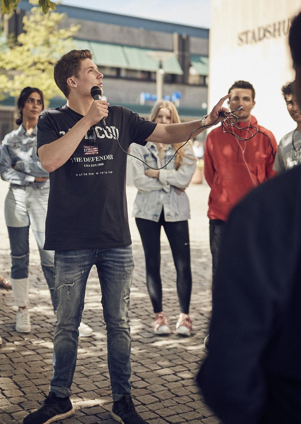 HTHOT Hotell och turismprogrammet RESOR, HOTELL OCH KONFERENS Servicebranschen är en av de största och det skapas hela tiden nya områden där din gymnasieutbildning inom hotell och turism är användbar.