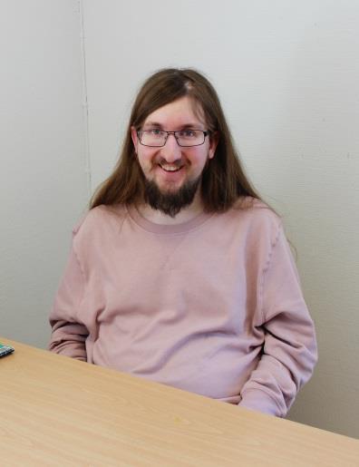 jag Här är jag Vad heter du? André Hur gammal är du? 25 år Vilken familj har du? Pappa, mamma, 3 bröder och 4 systrar. Var bor du? På Oxledsvägen Var jobbar du? På Galleriet Vad gör du där?