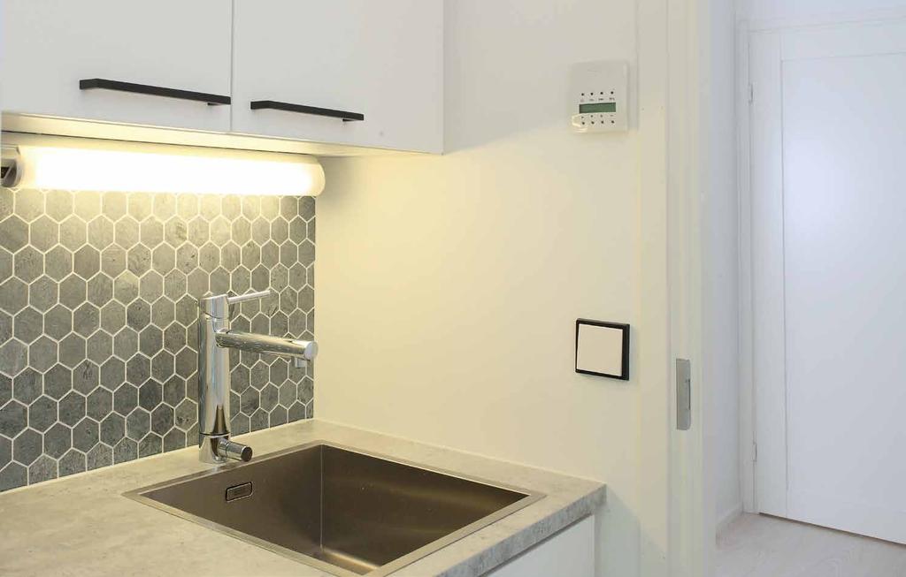 Ali Klassisk bänkarmatur med ny teknik. IP21 5x2,5mm² Dual White Tunn och elegant arbetsplatsarmatur för t ex kök och arbetsbänkar.