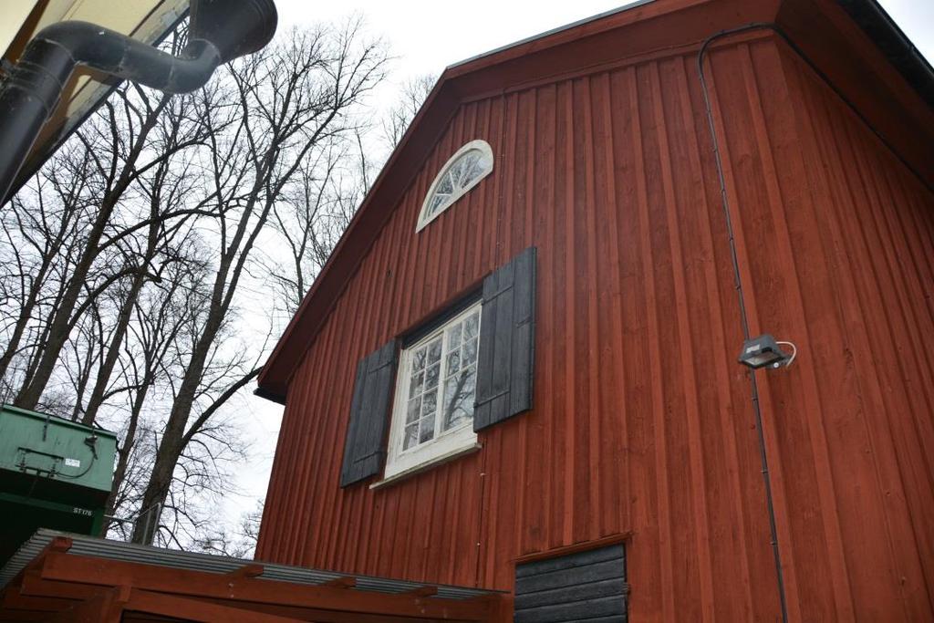 Förändring: Två bräddörrar tas bort och två fönster kommer fram. Fönstret på andra våningen kommer ersättas av en dörr för att fungera som nödutgång vid brand.