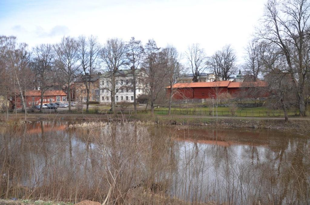 Nuvarande utseende Röda längan är uppförd i timmer med olika bjälklagshöjder, som följer den sluttande topografin.