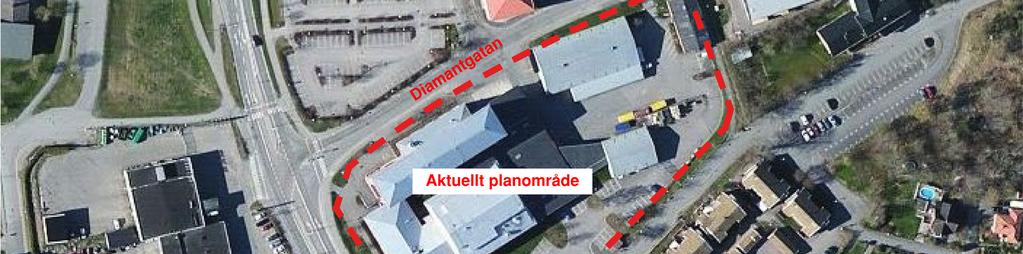 Kring planområdet finns det villakvarter (Gammelgården) i söder och sydväst samt Norrtäljes kommunhus i