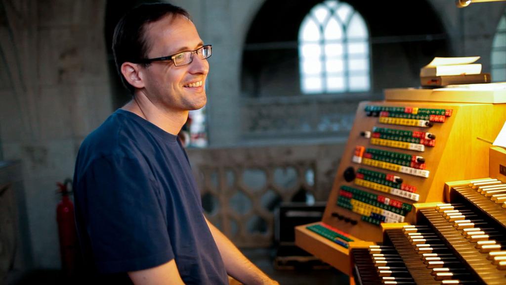 Dominik Susteck Dominik Susteck (born in 1977) studied Church music at the Folkwang Hochschule in Essen, Cologne, and Saarbrücken with an emphasis on music theory and composition.