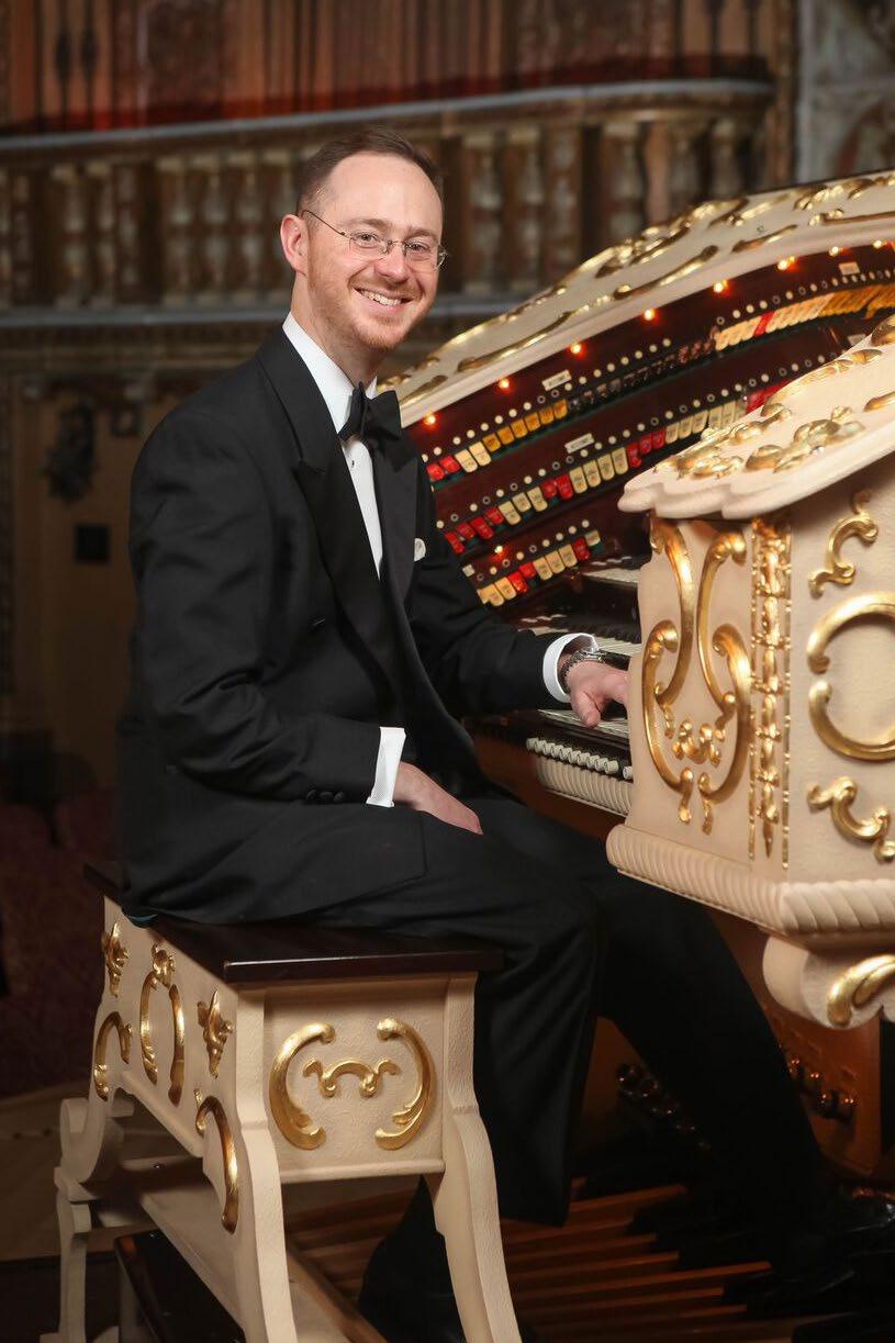 Richard Hills Richard Hills is one of the very few musicians truly to have bridged and mastered the divide between the world of the classical organ and that of the theatre organ.