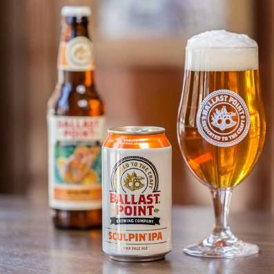 Nya världen-öl USA Ballast Point Brewing grundades 1996 av ölfantasterna Jack White och Yuseff Cherney.