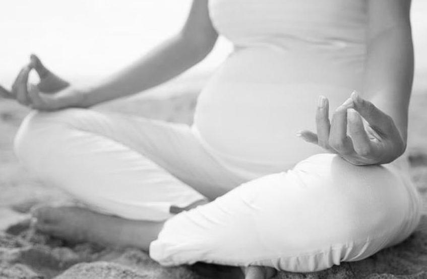 Zorg voor gemakkelijk zittende kledij, een handdoek, kussentje, dekentje en je eigen yogamat.