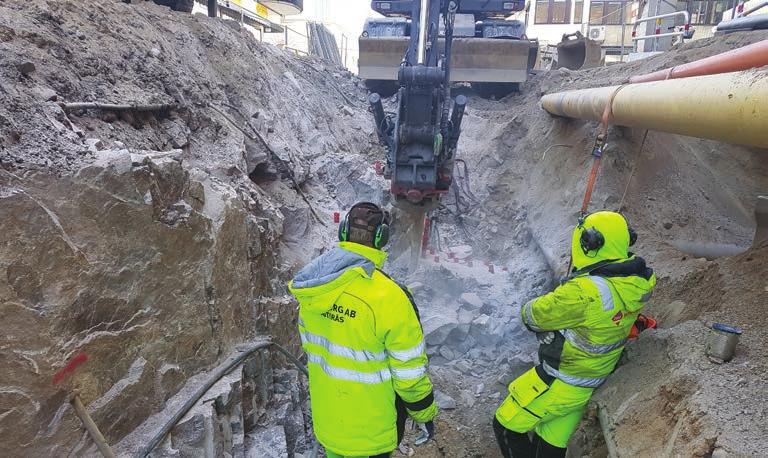 Under stenarna på 2,4 meters djup låg en rustbädd av trästockar ovanpå ett skikt av humöst material, tolkat som en förmultnad risbädd.