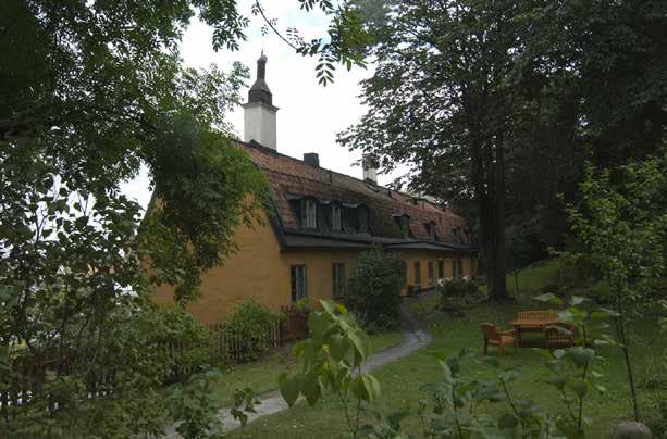 ÖBERGSKA GÅRDEN MED SIN LUMMIGA GRÖNSKA. FOTO J. MALMBERG. Endast ett fåtal byggnader finns kvar från tiden före branden.