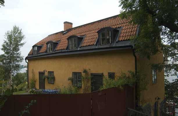 VÄSTRA HUSET, DEN F.D. VERKSTADEN, FASADEN MOT SÖDER. FOTO J. MALMBERG. BYGGNADSBESKRIVNING Anläggningen består i dag av två byggnader i väl synligt läge på berget ovanför Söder Mälarstrand.