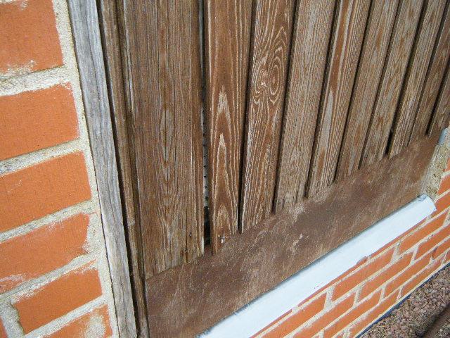 Sidan 12 av 24 Dörrar: De äldre dörrarna har eftersatt underhåll. Rost förekommer på ståldörrar.