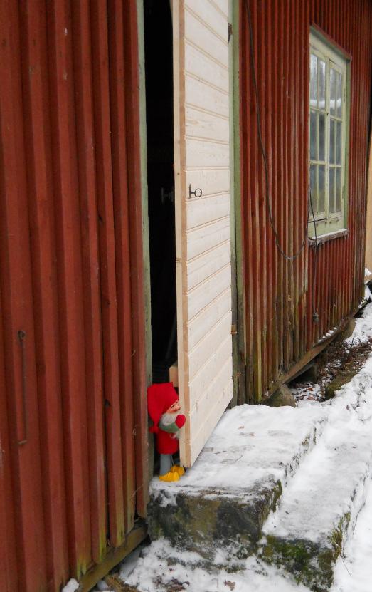 Snart står jul vid snöig port Snöig? Kanske. Men det är i alla fall dags för årets Julsmörgås! Kanske inte hos hustomten på Ömans loge precis, men väl i stora huset.