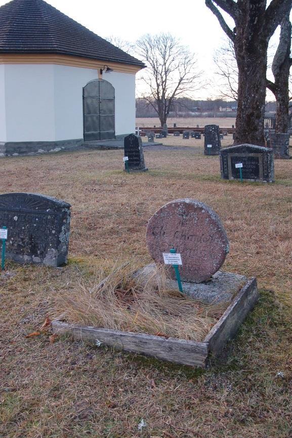 Det finns ett adligt gravkor, påkostade rikemansgravar främst från 1800-talet, det allmänna varvet från 1900-talets första hälft samt en urn- och en minneslund.