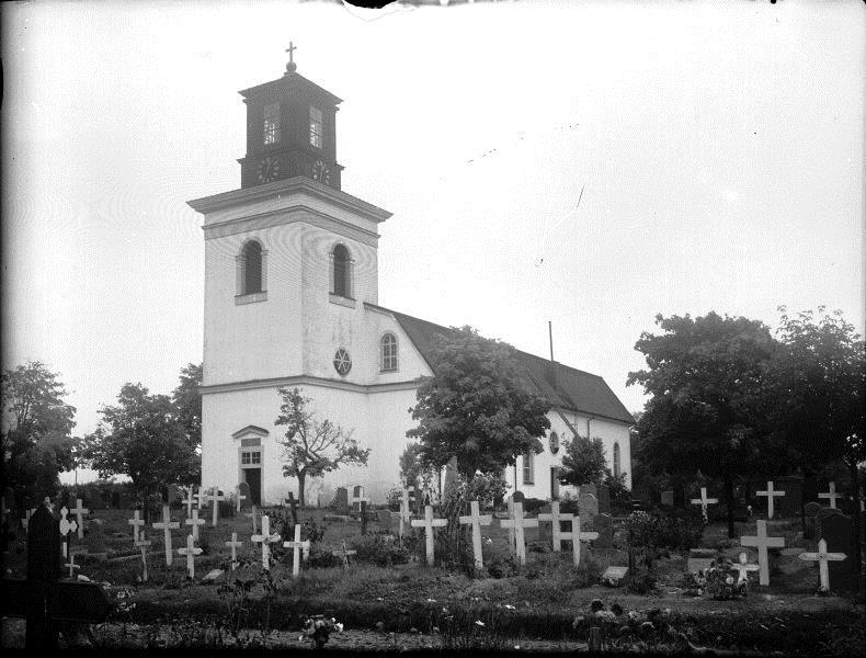 Österfärnebo kyrka år 1933. Notera de många träkors som finns inom det s k allmänna varvet i förgrunden. Dessa gravplatser uppläts gratis till mindre bemedlade.