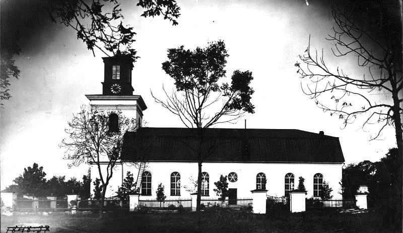 På denna bild från 1917 syns 1820 års inramning av östra delen av kyrkogården.