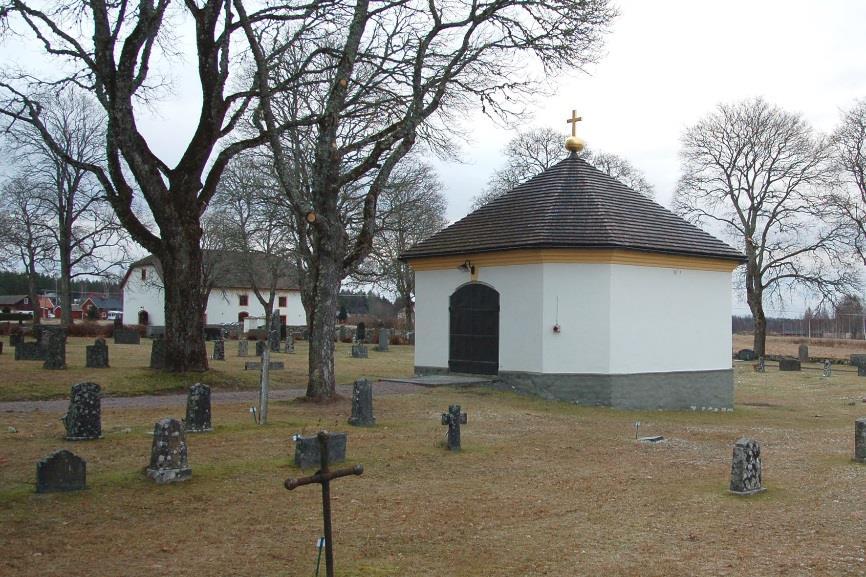 KYRKOGÅRDENS KARAKTÄR Österfärnebo kyrkogård ligger i ett öppet odlingslandskap med Fängsjön i södra fonden. Den flacka topografin gör att kyrkogården endast har små höjdskillnader.