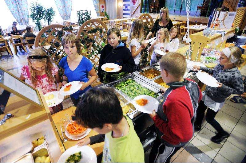 Skollunch Våra trivselregler Ytterkläder ska hängas i kapprummet. Uppträd lugnt om det blir kö till skolrestaurangen. Ta inte större portion än du orkar äta, det är bättre att ta om i stället.