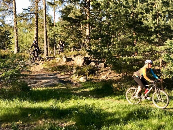 MTB-PAKET på Skeviks Gård I vårt #MTB-paket ingår: Lunch- & fikamatsäck Ni har med er egen ryggsäck/cykelkorg och termos som vi fyller med kaffe/te, lunchsmörgås, frukt och något hembakat från vår