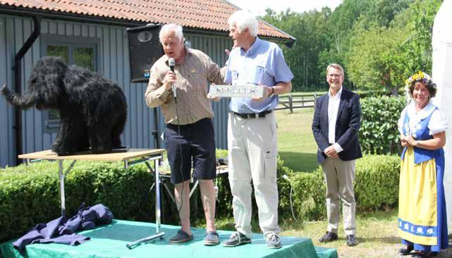 Bild 4: Ett omkring 200 miljoner år gammalt välbevarat fotavtryck från en dinosaurie, funnet i Skåne (Vallåkra, Helsingborg). Bild 5: Invigningen av utställningen midsommarafton 2017.