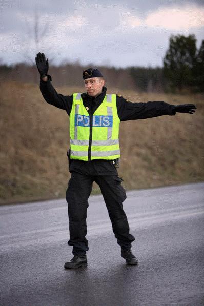 BAKGRUND: HASTIGHETSEFTERLEVNAD Hastighetsefterlevnaden är dålig - endast 45 % håller hastighetsgränsen på statlig väg. På motorvägar är efterlevnaden sämre, knappt 37 procent, försämrats sedan 2012.