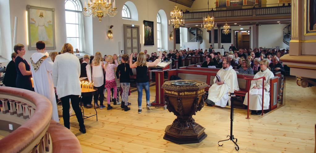 Valinge kyrka Göra reportage på kyndelsmässodagen söndag 5 februari Bättre: Mycket händer under Storsöndagens mässa i Valinge kyrka som renoverades under förra året.