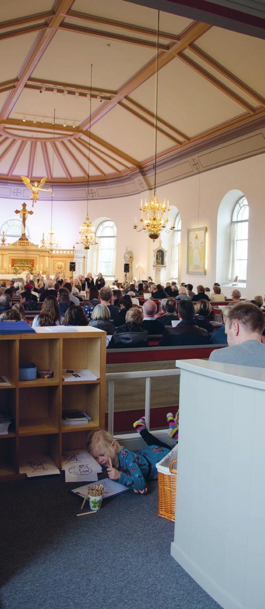 Glädjen smittar av sig. Liksom den gör av barnkörerna som sjunger. Så fungerar kyrkan också, säger Olle under den korta predikan som kommer en bit in i gudstjänsten. Vi finns här för varandra.