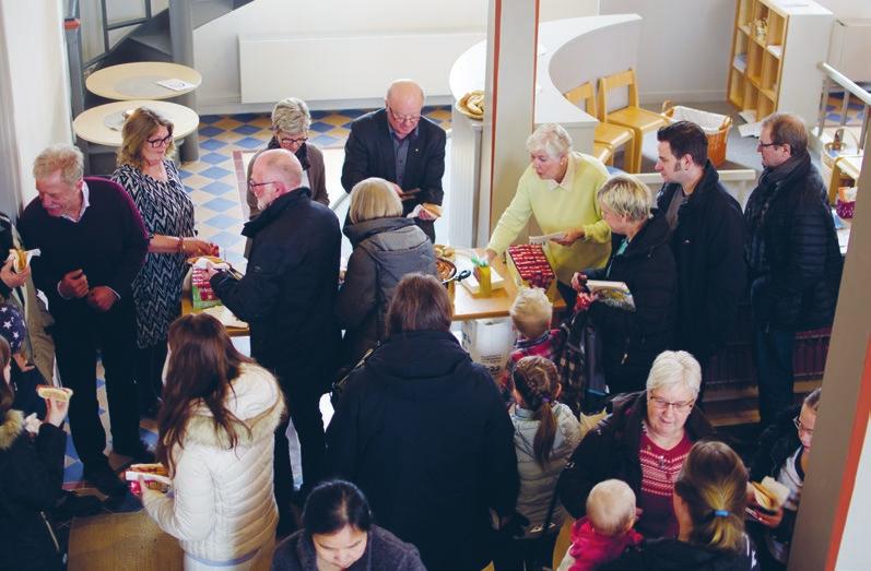 längre än låten varar. Eva Johbarn som leder barnkören frågar dem lite diskret om de vill sjunga en sång och de svarar ivrigt att de vill.