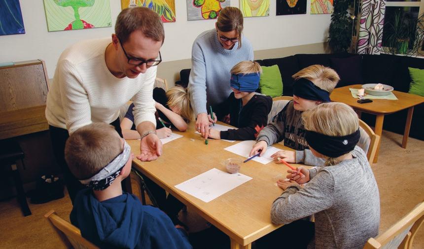 Smaka på: Det är Church Friday i Apelvikshöjds kyrka och lekdags. Thomas Espersson och Amelie Jonsson är de två frivilliga medarbetarna som håller i kvällen.