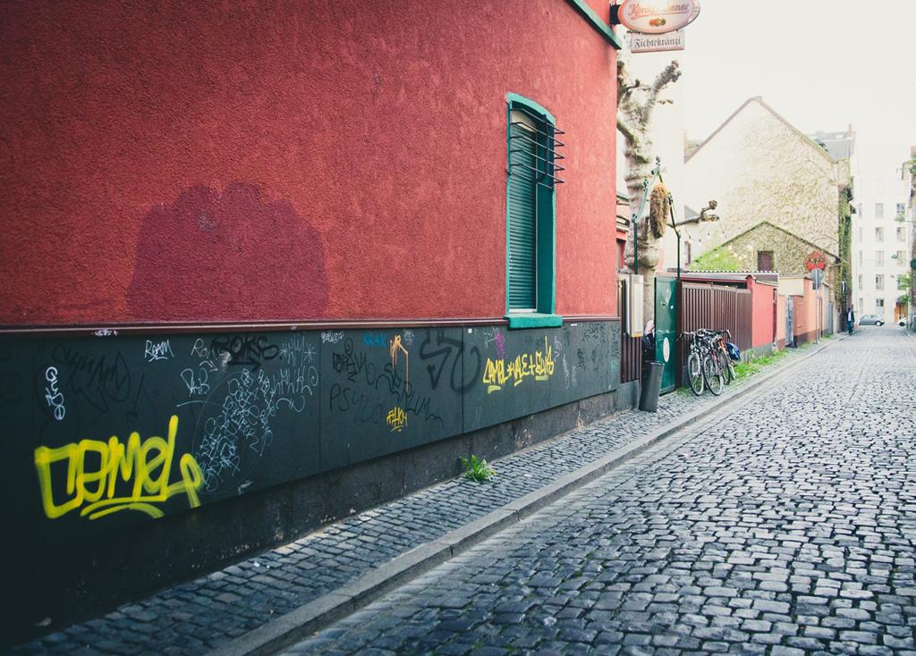 Grafitti och klotter Fasadytan tvättas med högtryck där trycket anpassas till underlaget, dock max 30 bar.