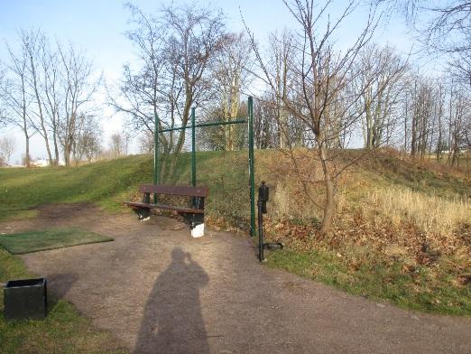 ersätts med slånbär och havtornbuskage mot hål 5 och 15 Höger greenbunker byggs om Gångväg vid green renoveras Ta bort solitär poppel vid ny