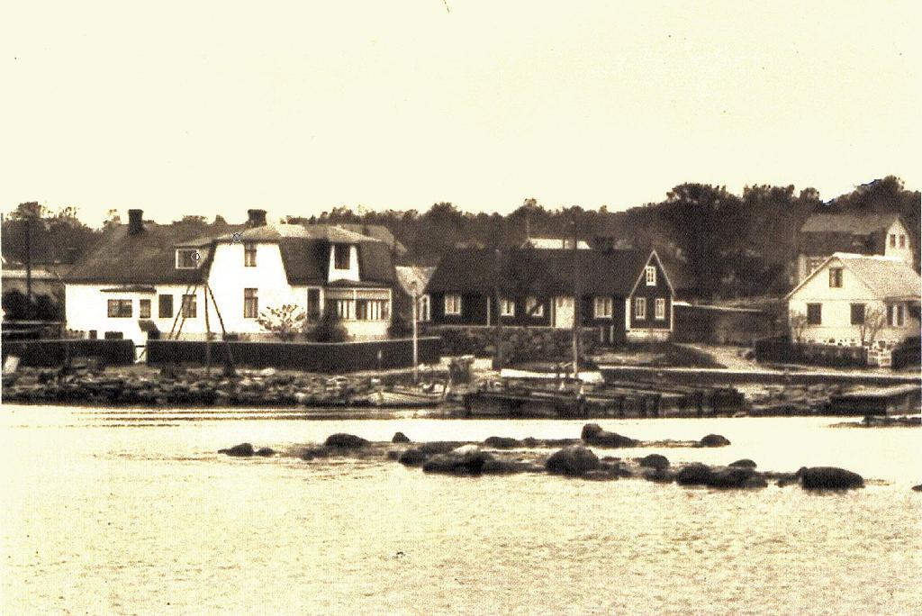 eller något tidigare. Dess utseende fram till 1912 ses till vänster på bilden. Huset byggdes om 1912 till utseendet på nästa bild.