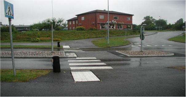 Tillgänglighet/ Trygghet Själva övergångsstället, alltså gångsträckan som fotgängaren går på, förblir samma som vid ett vanligt markerat övergångsställe eftersom man placerar vägkuddar både före och