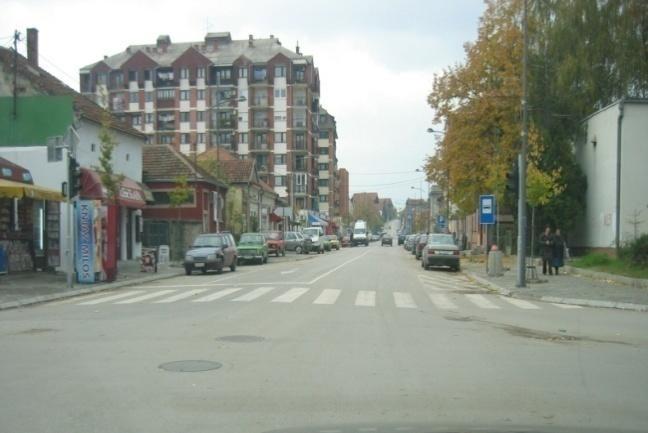 antal personer avfasningar gjorts men ledstråk bestående av taktila plattor saknas. Den befintliga belysningen är god.