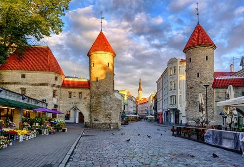 stadsmuren kan Tallinn skryta med en av.