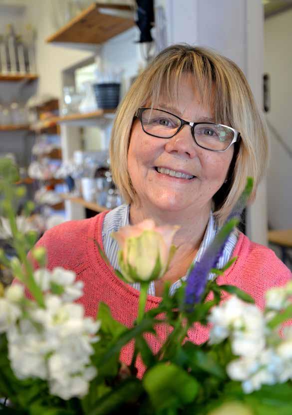 Blomster för själen Tillvaron i blomsteraffären handlar om ett sätt att leva. Anita Carlsson i Sandared är tredje generationen som arbetar med blomsterprakt i samhället. Blommor är viktigt för själen.