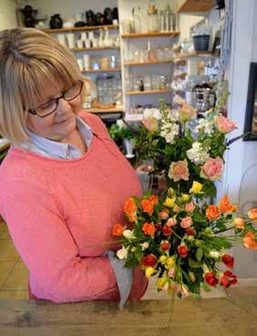 Anita bedömer en blomma först och främst efter utseendet men doften är också viktig. Sedan tycker hon att man som kund också ska välja efter hållbarhet och skötselkrav.