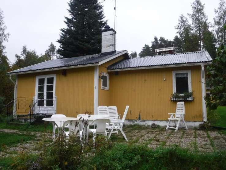 Byggnadsbeskrivning Bostadsbyggnad Byggnadsår/ ombyggnadsår: 1961 / Hustyp/antal våningar: 1-plans fritidshus Taktyp, takbeläggning: Sadeltak med plåt Grundkonstruktion: