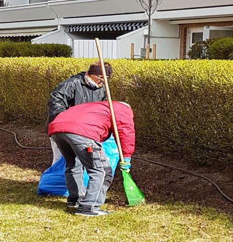 utdragbara slangar monterade vid A, B och F-husen och i fönstret i cykelförrådet bakom varje slangvinda finns en nyckel för att släppa upp vattnet.