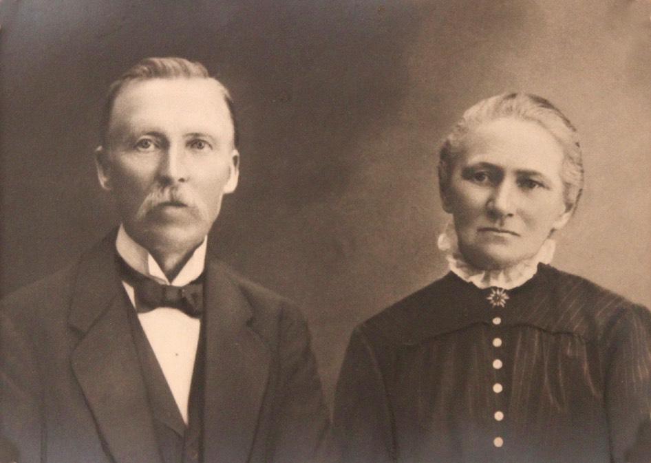 Sid!2 Johan och Stina Tisell stannar till 1894. De ville nog flytta tillbaka till Ånimskog eftersom de den 17 /3 1894 köpte en gård i Slobol på konkursauktion.