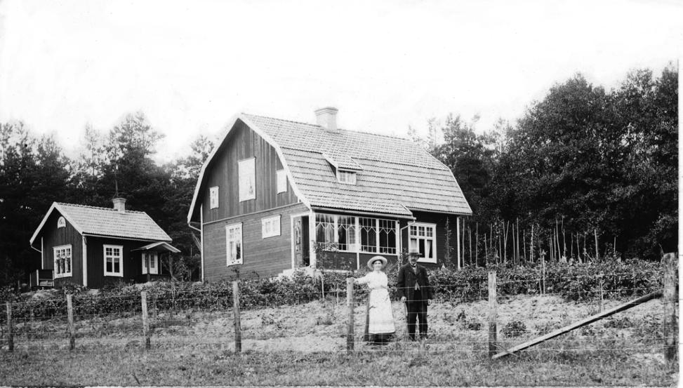 Sid!5 Hilda och Alfred Tisell i sitt hem Solhem omkr. 1920. Stående sönerna Olof Edvin t.v. och Gustaf Erik, födda 1893 resp. 1895 dvs här ca. 27 resp. 25 år.