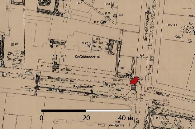 ingreppen. Dock framkom en tegelmurad brunn i schaktets sydvästra sida, som troligen anlades samtidigt som byggnaden på fastigheten Gråbröder 16, omkring 1880talet. Figur 3.
