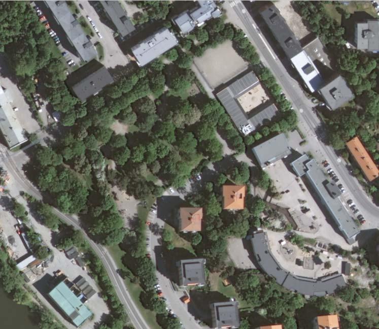 450 meter. Humblegatan trafikeras av busslinjerna 512, sträckan Spånga centrum- Solna centrum, 152 mot Älvsjö station och 509 mot Danderyds sjukhus.