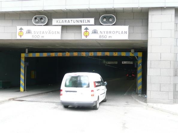 Trafikkontoret har även förbättrat de barriärer som ska motverka att för höga fordon ska hamna i Klaratunnels södra