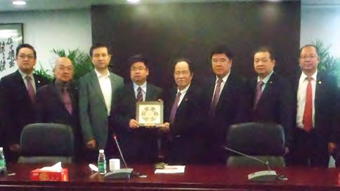 Xuli, Director of the Overseas Chinese Affairs Office of Shanghai Municipal People s Government (front row 6 th from left) had a group photo with members of ACCCIM delegation.