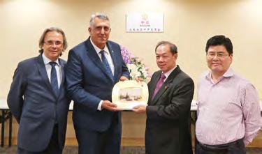 Rıza Seyyar, President of Aegean Exporters Association, Turkey (2 nd from left) presented a souvenir to ACCCIM which was received on behalf by Dato Andrew Goh Boon Kim (2 nd from right).