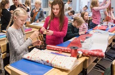 Information och inspiration Berätta för eleverna om Aktion Julklappen Aktion Julklappen är en insamlingskampanj där barn runt om i Sverige får chansen att sprida julglädje bland barn i östra Europa.
