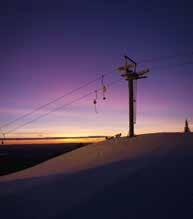 Kvällsåkning till klockan 19, alla dagar i veckan. För dig som hellre åker längdskidor finns totalt 28 km längdspår på Branäsberget varav 1,5 km är belyst.